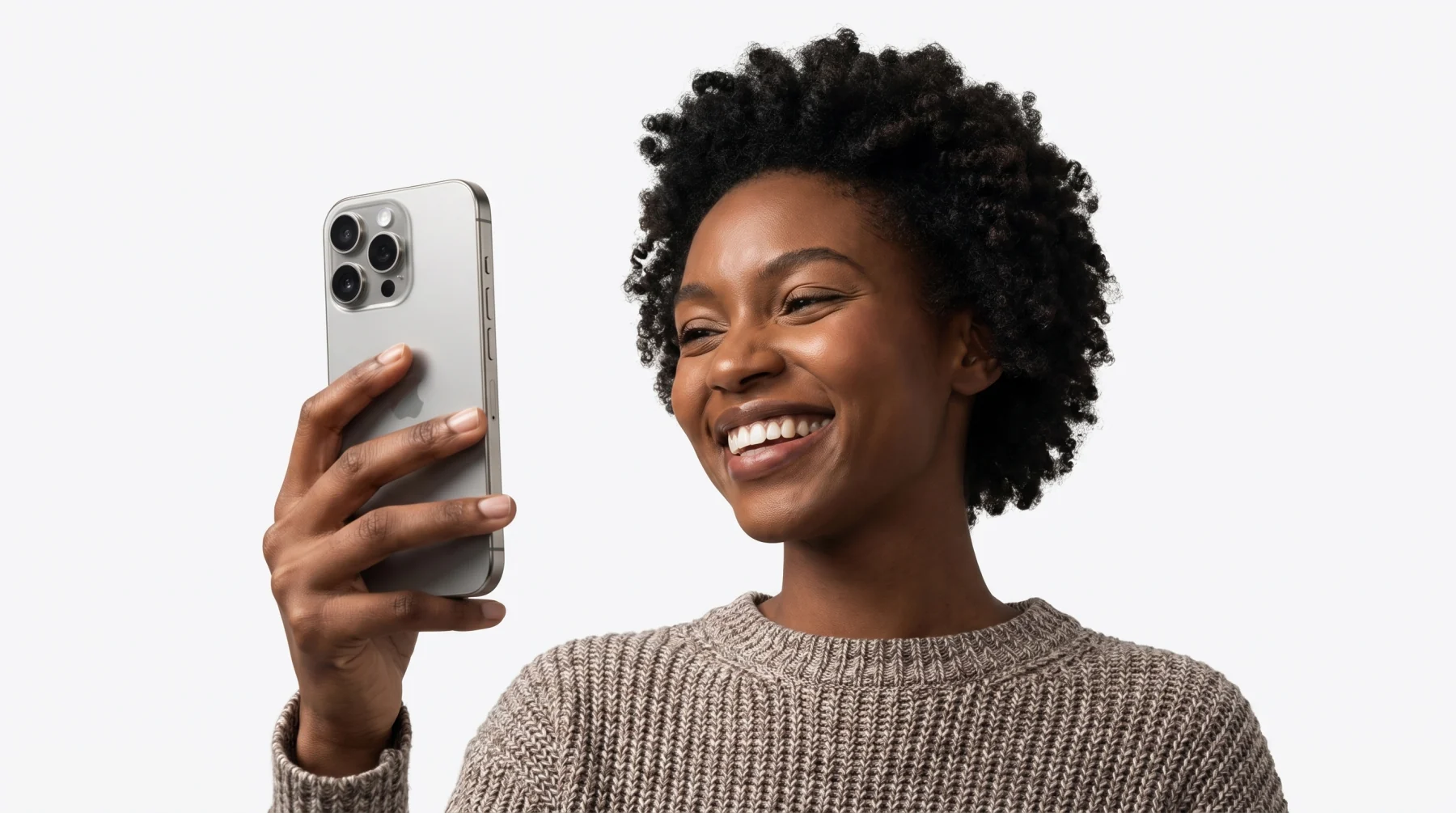 Une créatrice locale consulte son téléphone.